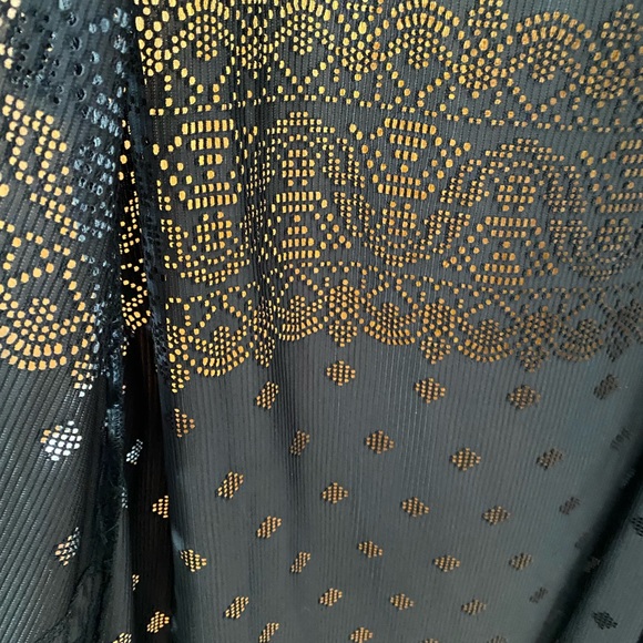 Swimsuit coverup - Picture 4 of 5